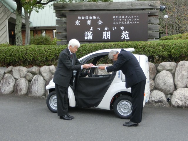 小型電気自動車の寄贈式が行われました　